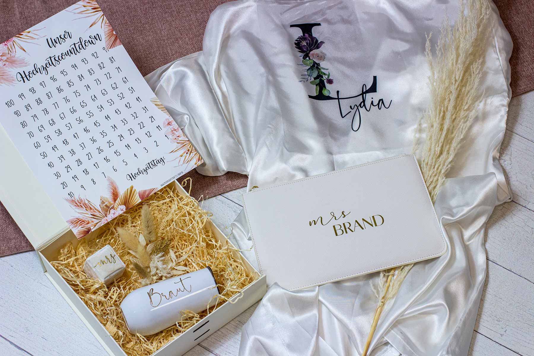 Put together a gift box for the bride, maid of honor & Co.