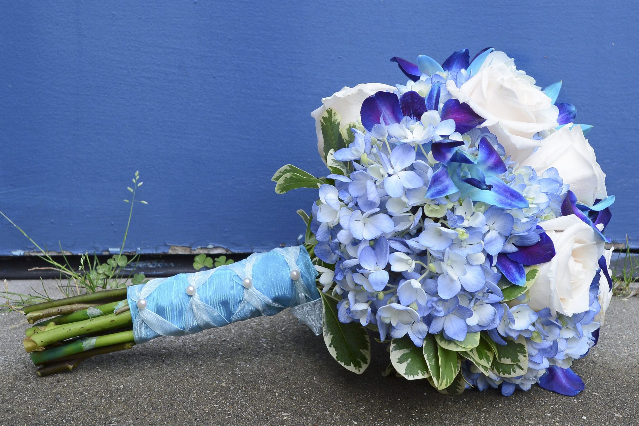 choose blue roses wedding bouquets for your wedding 9 2048x1365 - Choose Blue Roses Wedding Bouquets for Your Wedding
