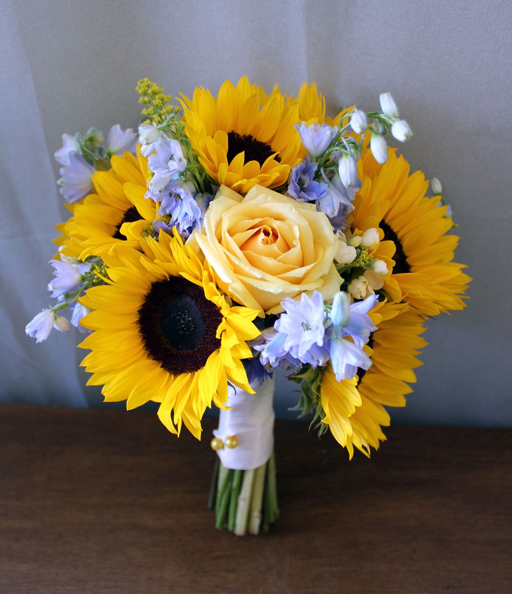 choose daisy wedding bouquet for your wedding 6 - Choose Daisy Wedding Bouquet for Your Wedding