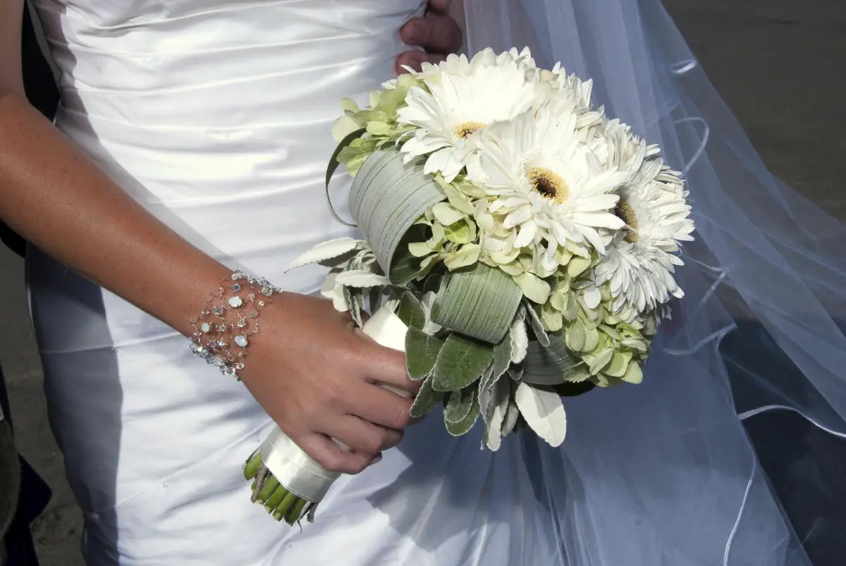 choose daisy wedding bouquet for your wedding 7 - Choose Daisy Wedding Bouquet for Your Wedding