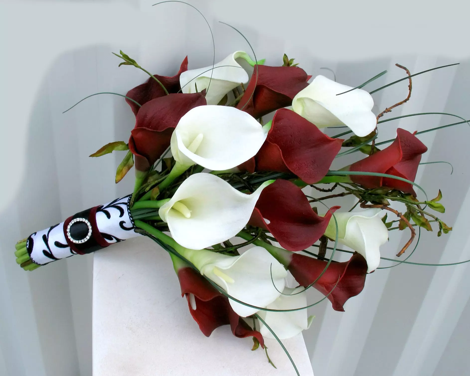 ideas for you to choose lilies wedding bouquet 3 1 - Choose Artificial Hand-tied Wedding Bouquet for the Wedding