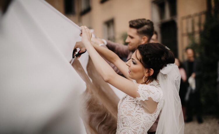 Cutting up bedsheets at the wedding: all information!