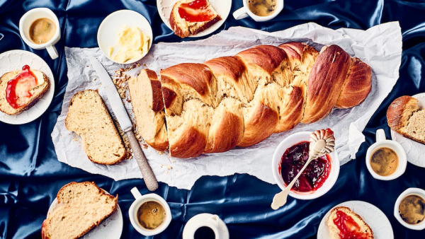 1649181016 448 Bake yeast plait with our recipe you will succeed - Bake yeast plait - with our recipe you will succeed in the classic for Easter!