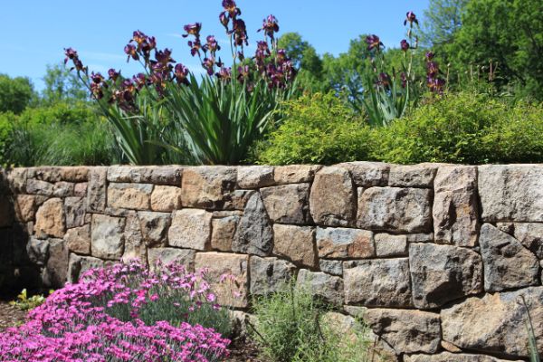 1649683027 603 Modern design solutions with natural stone walls in the garden - Modern design solutions with natural stone walls in the garden 2022