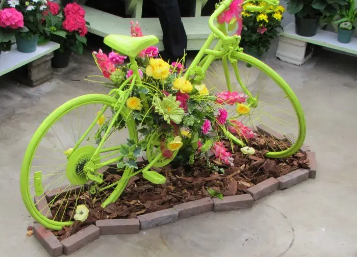 1649932552 778 Turn the old bike into a stunning decorative bike for - Turn the old bike into a stunning decorative bike for your garden!