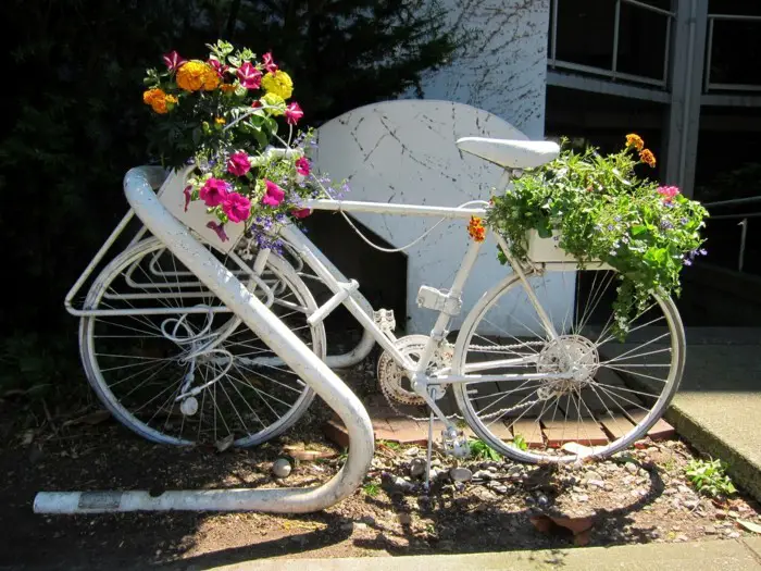 1649932556 14 Turn the old bike into a stunning decorative bike for - Turn the old bike into a stunning decorative bike for your garden!
