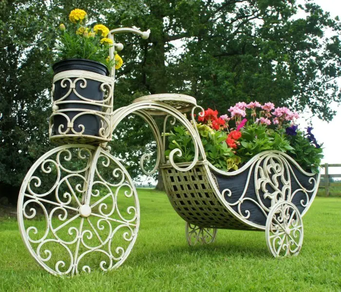 1649932556 831 Turn the old bike into a stunning decorative bike for - Turn the old bike into a stunning decorative bike for your garden!