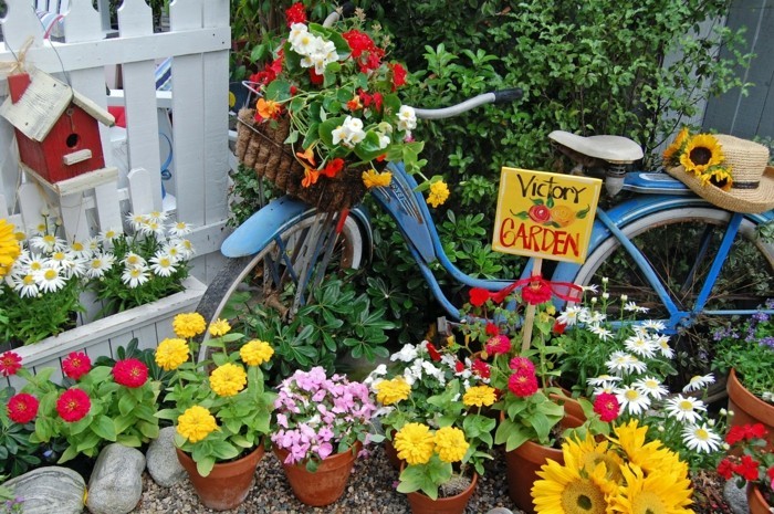 1649932558 3 Turn the old bike into a stunning decorative bike for - Turn the old bike into a stunning decorative bike for your garden!