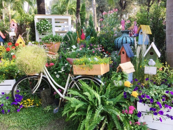1649932559 806 Turn the old bike into a stunning decorative bike for - Turn the old bike into a stunning decorative bike for your garden!