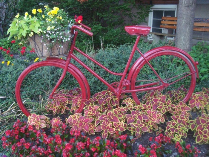 1649932560 473 Turn the old bike into a stunning decorative bike for - Turn the old bike into a stunning decorative bike for your garden!