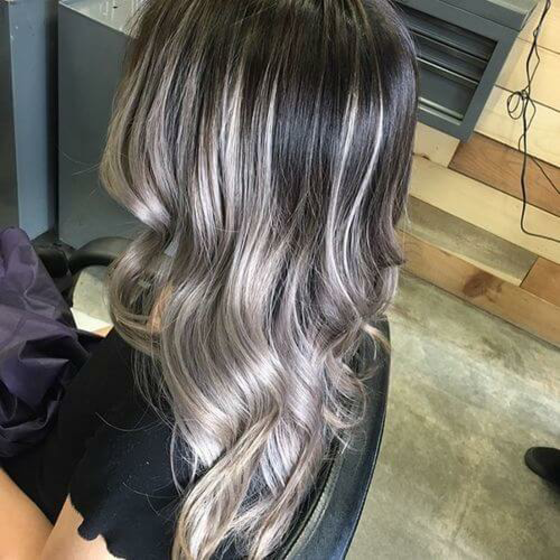 1649953864 568 Gray strands the hot hair trend that gives the - Gray strands - the hot hair trend that gives the hair a silver touch