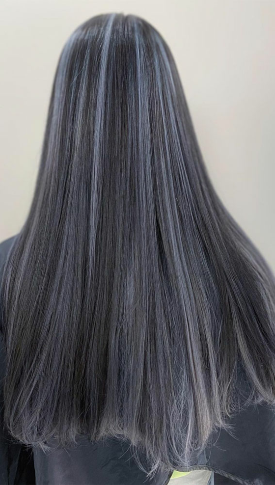 1649953876 582 Gray strands the hot hair trend that gives the - Gray strands - the hot hair trend that gives the hair a silver touch
