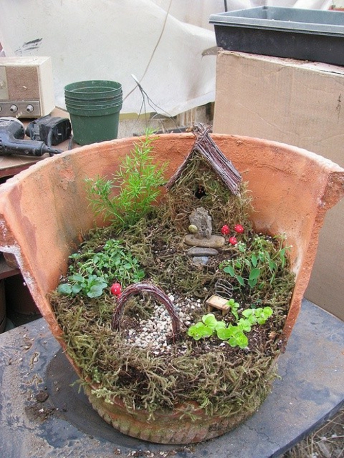 1650212803 201 Creative mini garden made from broken flower pot - Creative mini garden made from broken flower pot