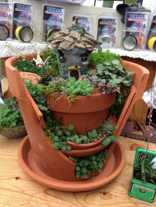 1650212803 581 Creative mini garden made from broken flower pot - Creative mini garden made from broken flower pot