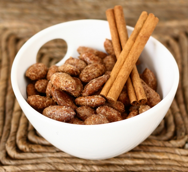 roasted almonds cinnamon healthy food