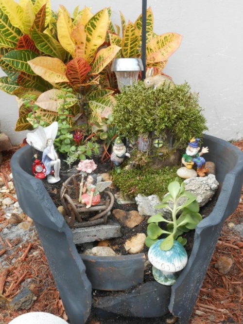 Creative mini garden made from broken flower pot - Creative mini garden made from broken flower pot