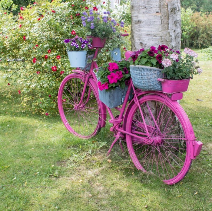 Turn the old bike into a stunning decorative bike for - Turn the old bike into a stunning decorative bike for your garden!