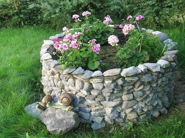 1651679066 761 How to design the flower bed with stones - How to design the flower bed with stones?