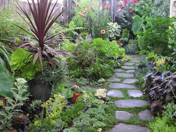 1652025539 70 Chic garden paths made of natural stone or cement for - Chic garden paths made of natural stone or cement for the garden