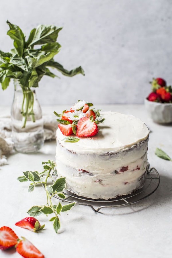 1652369764 263 Strawberry basil cake fresh recipe for all summer occasions - Strawberry basil cake - fresh recipe for all summer occasions