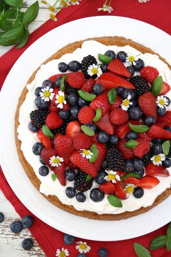 1652369771 345 Strawberry basil cake fresh recipe for all summer occasions - Strawberry basil cake - fresh recipe for all summer occasions
