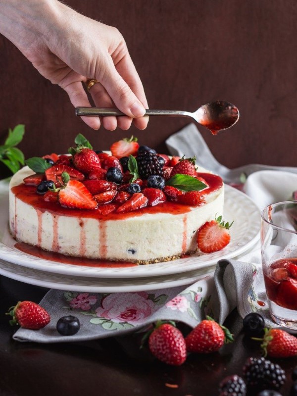 1652369771 349 Strawberry basil cake fresh recipe for all summer occasions - Strawberry basil cake - fresh recipe for all summer occasions