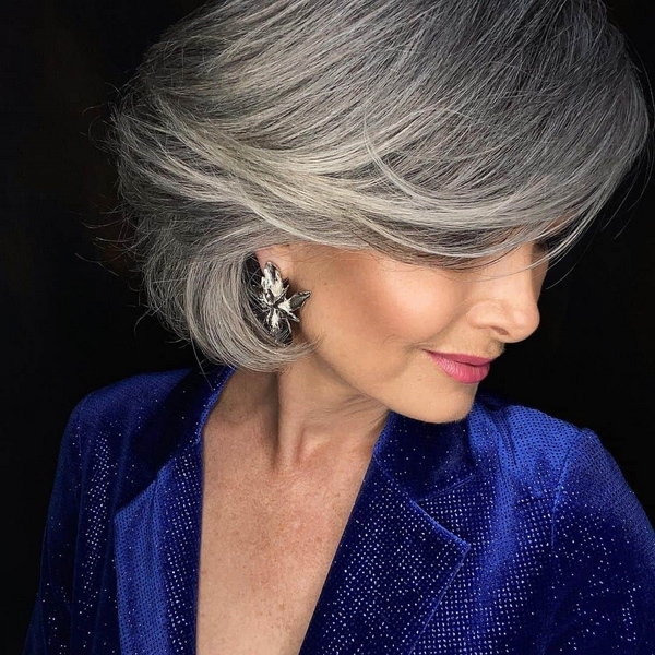 1652628318 703 Hairstyles for gray hair over 60 dare to wear your - Hairstyles for gray hair over 60: dare to wear your gray hair proud!