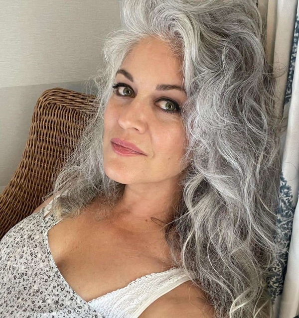 1652628321 865 Hairstyles for gray hair over 60 dare to wear your - Hairstyles for gray hair over 60: dare to wear your gray hair proud!
