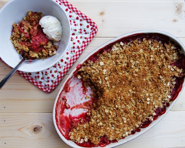 1652909445 690 Strawberry Rhubarb Crumble Recipe This is how summer tastes even - This is how summer tastes better!