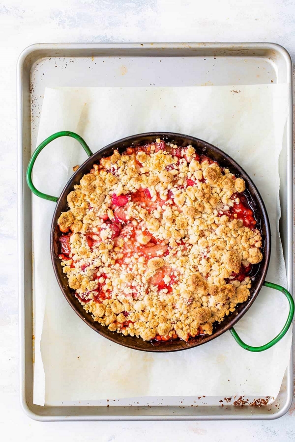 1652909446 639 Strawberry Rhubarb Crumble Recipe This is how summer tastes even - This is how summer tastes better!