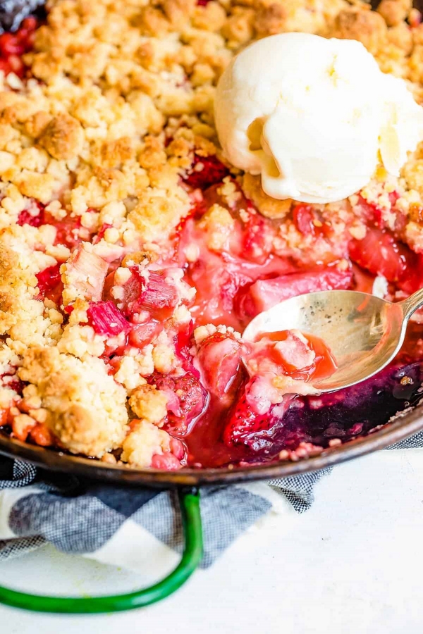 1652909446 790 Strawberry Rhubarb Crumble Recipe This is how summer tastes even - This is how summer tastes better!