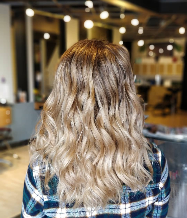 1652970146 866 What is reverse balayage We take a close look at - What is reverse balayage? We take a close look at the trendy hairstyle for blondes