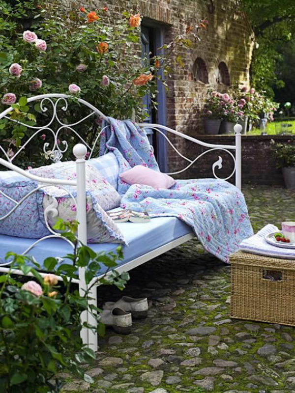 1653680096 226 Outdoor Daybed How to create your own relaxation oasis - Outdoor Daybed - How to create your own relaxation oasis in the garden!