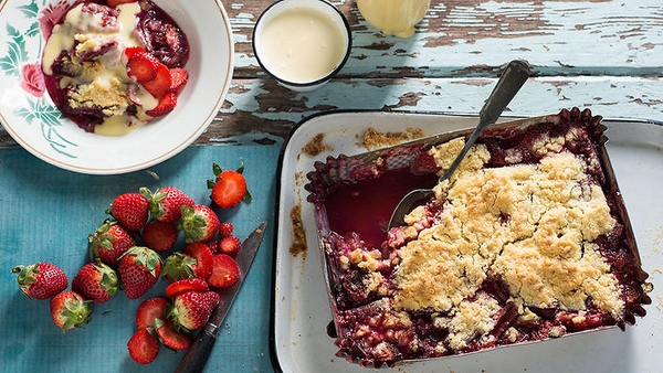 Strawberry Rhubarb Crumble Recipe This is how summer tastes even - This is how summer tastes better!