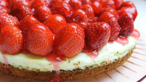 Strawberry cake with pudding pure pleasure from three delicious - Strawberry cake with pudding - pure pleasure from three delicious layers