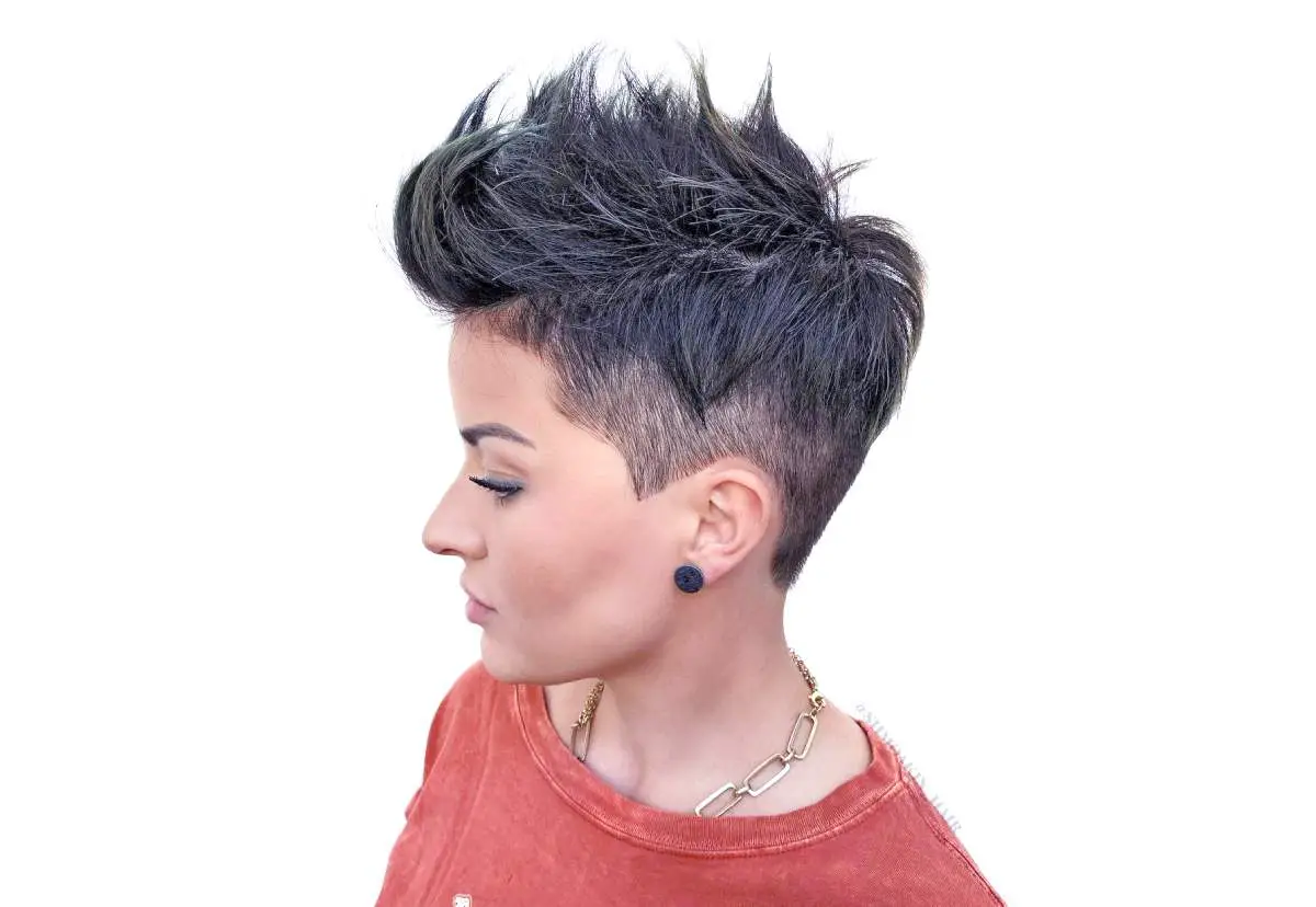 Undercut cheeky short hairstyles are very trendy in 2022!
