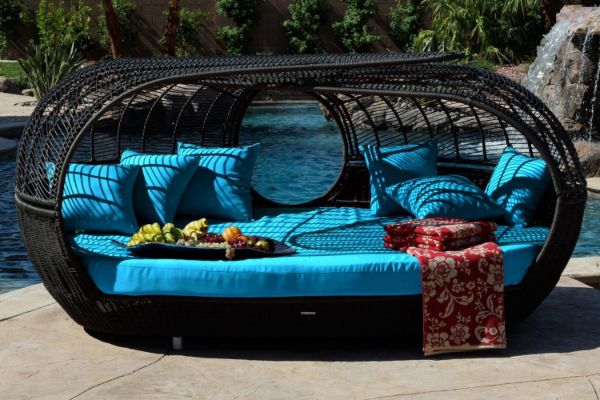 1654720761 902 Outdoor Daybed a luxury piece that suits any outdoor - Outdoor Daybed - a luxury piece that suits any outdoor area!