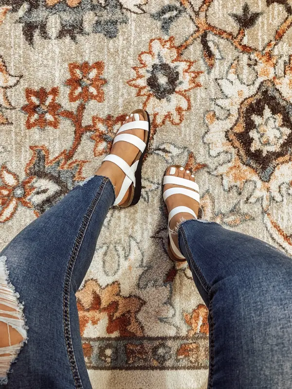 1654813102 573 White sandals are the must have for summer 2022 - White sandals are the must-have for summer 2022
