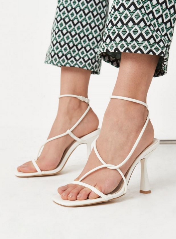 1654813110 991 White sandals are the must have for summer 2022 - White sandals are the must-have for summer 2022