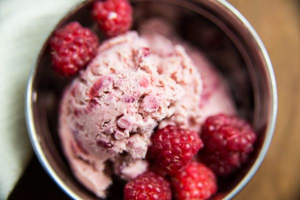 1654892838 812 Homemade vanilla ice cream with raspberries in 3 variants also - Homemade vanilla ice cream with raspberries in 3 variants (also vegan)