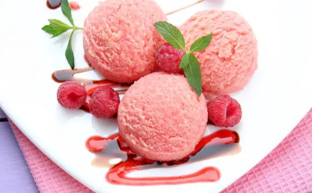 Homemade vanilla ice cream with raspberries in 3 variants (also vegan)