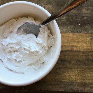 How can you make coconut yoghurt yourself and why is it so healthy?