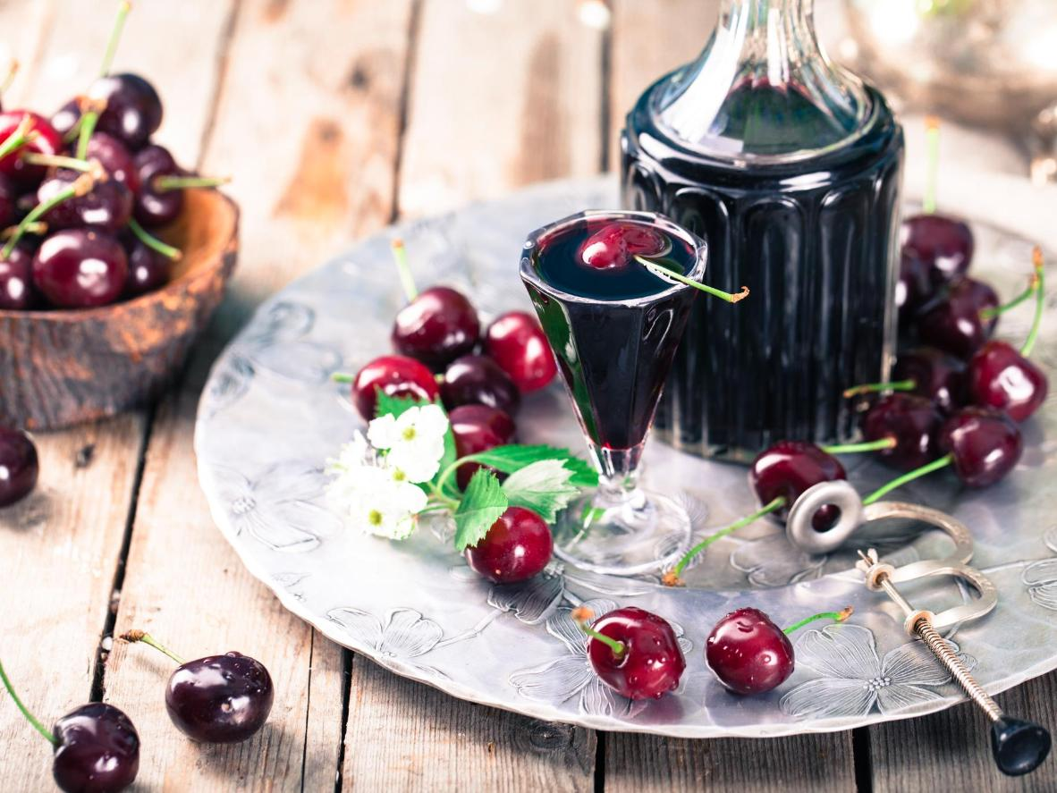 Make your own cherry liqueur – recipes for connoisseurs aged 18 and over