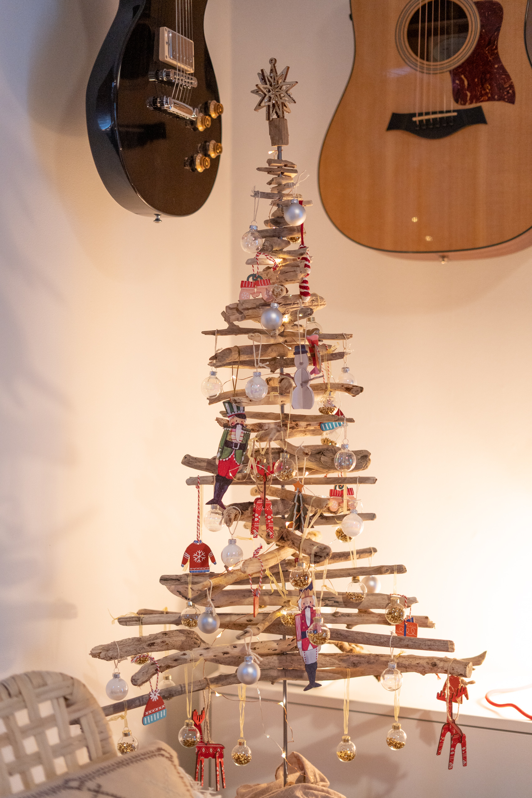 1675515571 251 DIY Driftwood Christmas Tree heylilahey - DIY Driftwood Christmas Tree