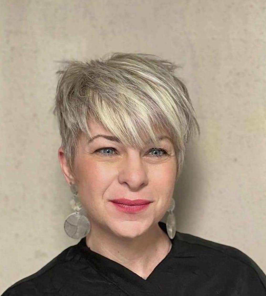 1675601026 368 Upbeat hairstyles for women over 50 the pixie cut bob - Upbeat hairstyles for women over 50: the pixie cut, bob hairstyles and more