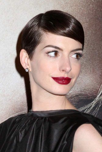 1675655979 976 10 reasons to steal short hair ideas from Anne Hathaway - 10 reasons to steal short hair ideas from Anne Hathaway - Hairstyles 2023 - Short hairstyles