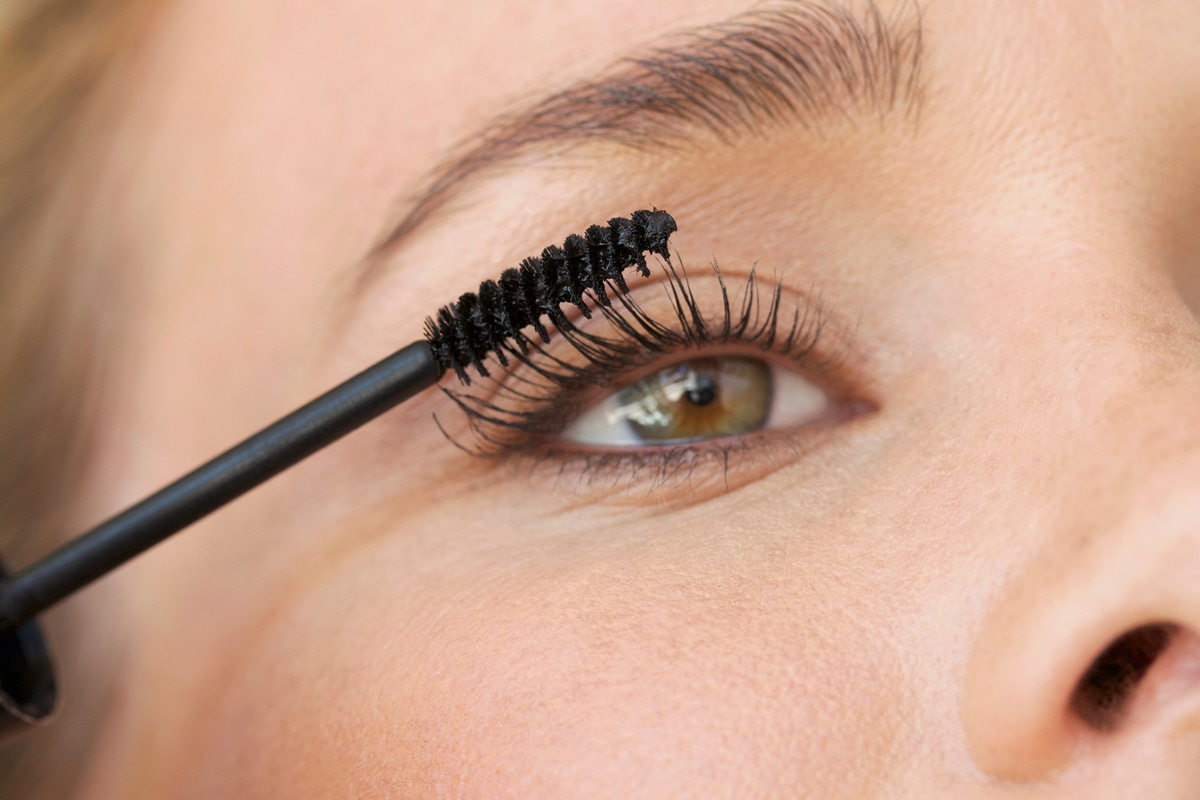 1677178786 448 10 genius mascara tricks that will make your lashes long.webp - 10 genius mascara tricks that will make your lashes long and full