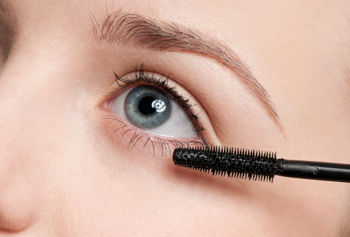 1677178787 470 10 genius mascara tricks that will make your lashes long.webp - 10 genius mascara tricks that will make your lashes long and full