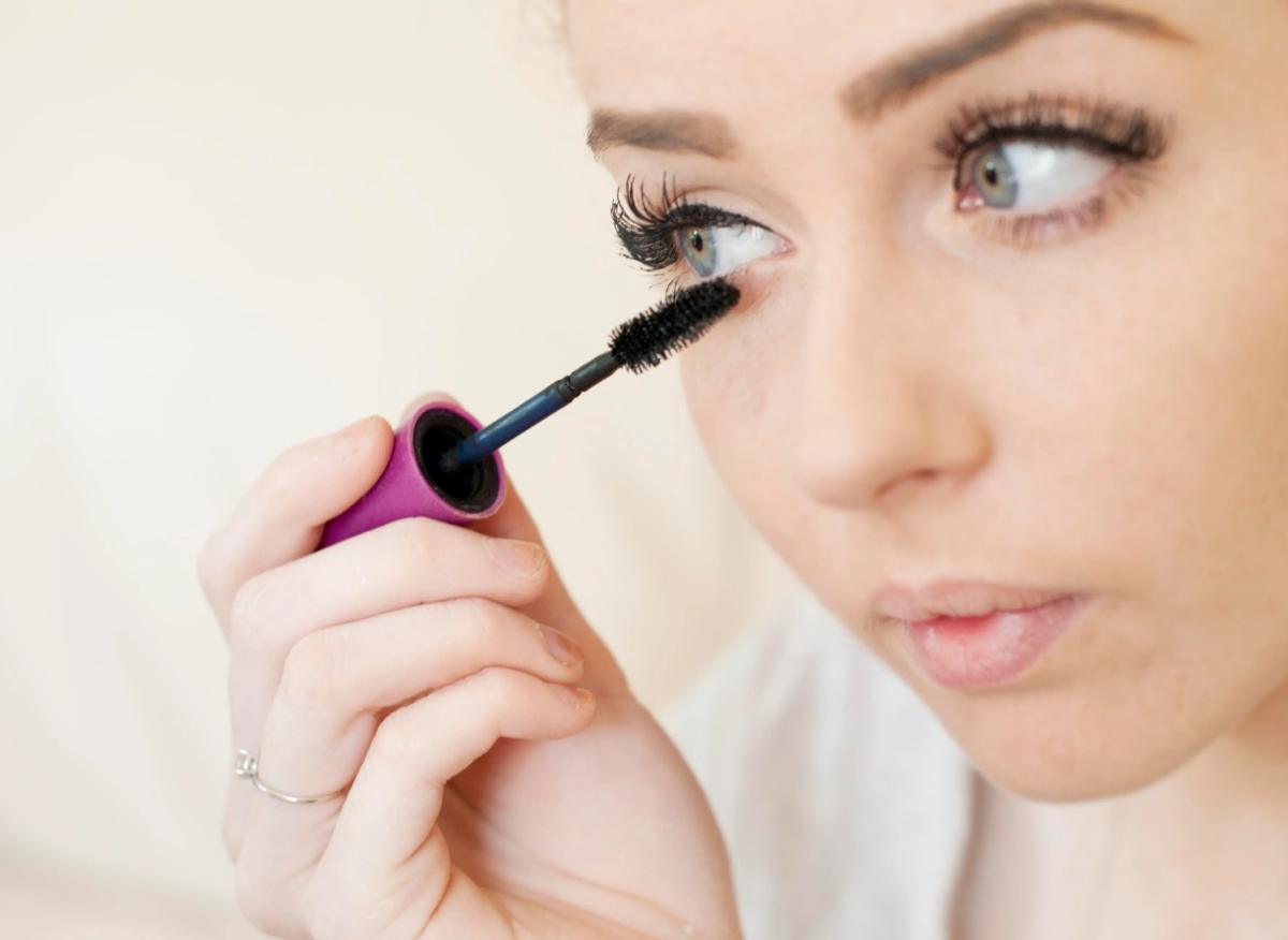 1677178787 505 10 genius mascara tricks that will make your lashes long.webp - 10 genius mascara tricks that will make your lashes long and full