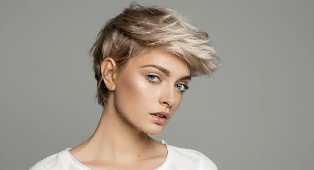 Short hairstyles 2024 - curly hair, blondes and women